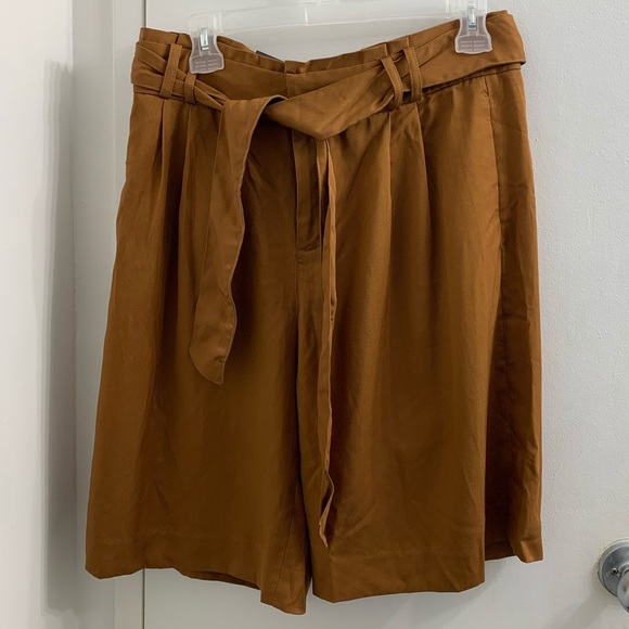 Banana Republic *NEW WITH TAGS* Avery Short - Picture 2 of 4